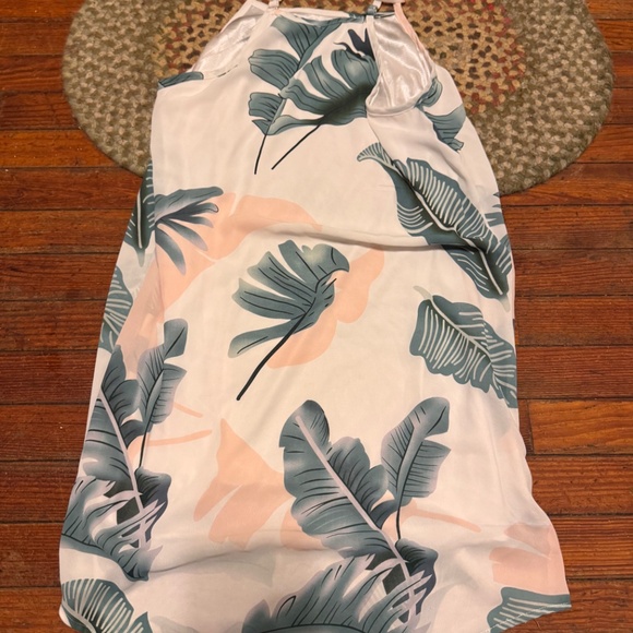 Embrace a tropical vibe with this stylish mini dress featuring a vibrant leaf pr - Picture 4 of 5